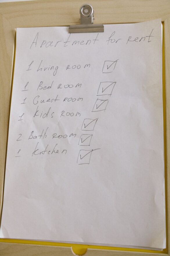 Checklist on a clipboard, diagnosing bra fit issues